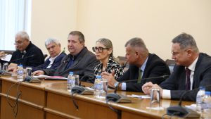 Хиляди сурвакари гониха злото със звън на чанове и атрактивни костюми в Благоевград