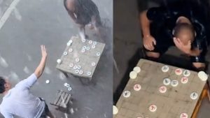 Китаец губи в шаха, след което анализира играта в продължение на 4 часа в дъжд