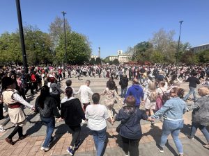 Традиционното Великденско хоро събра стотици русенци на площада пред Община Русе