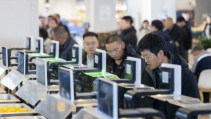 Политическият орган призовава Китай да се изправи пред икономическите предизвикателства, уверен във възстановяването на търсенето