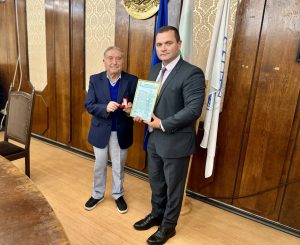 Кметът Пенчо Милков отличи Хачик Лебикян със златна значка за приноса му към културния и обществен живот на Русе