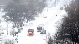 Близо милион американски домакинства без електричество в силна зимна буря