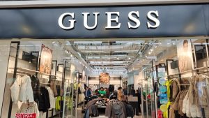 Guess казва, че ще затвори всички магазини в континентален Китай на фона на преосмисляне на търговията на дребно